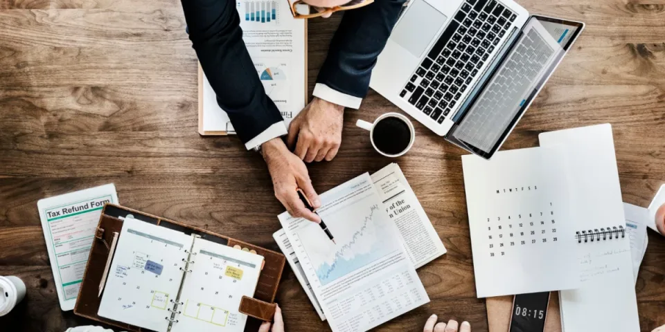 Jak dobrać meble biurowe do ergonomii: krzesło, biurko i wysokość stanowiska — szybka checklista dla pracowników zdalnych i w open space
